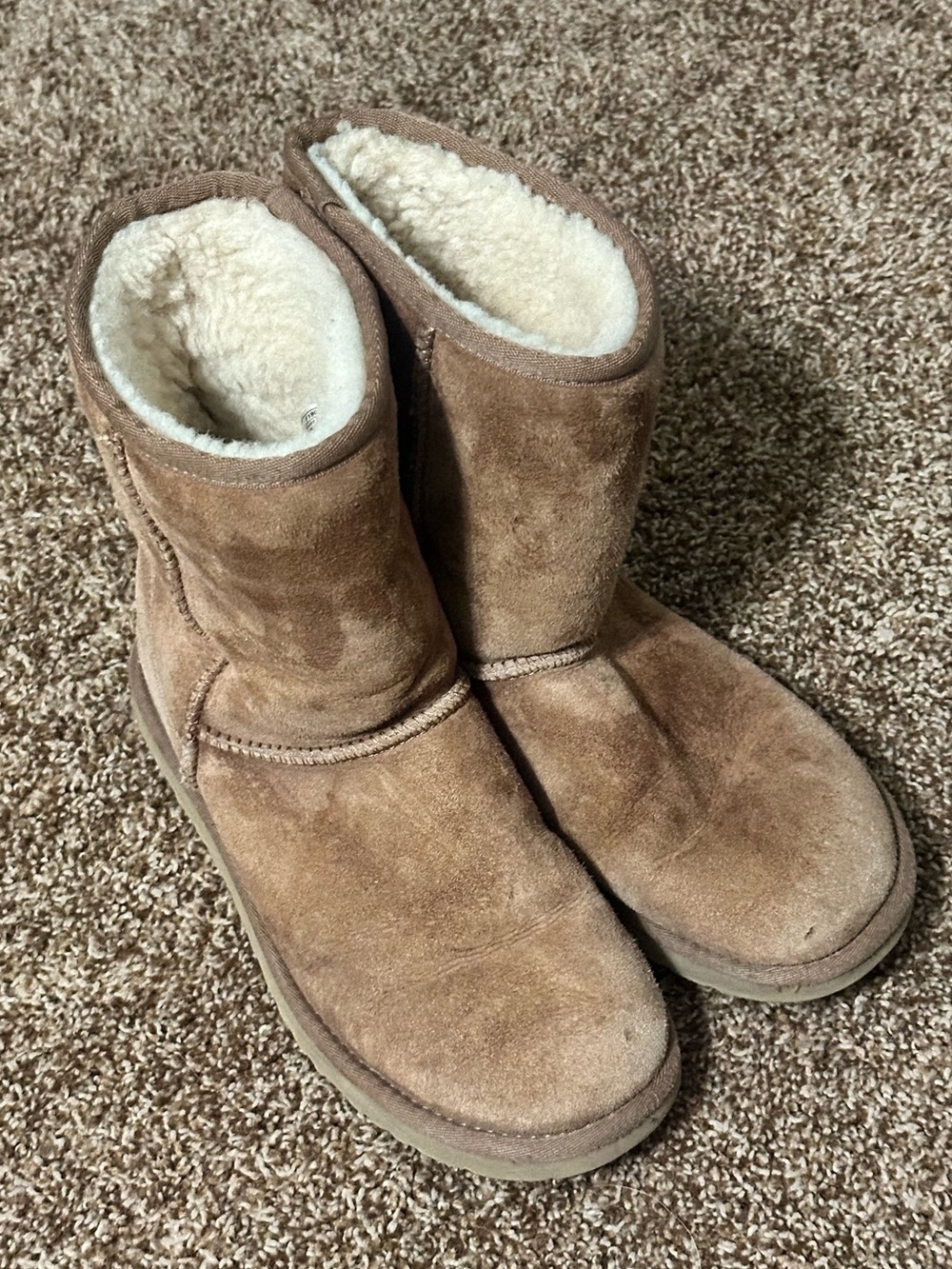 UGG Classic Short Sheepskin Boots – Women’s Size 7